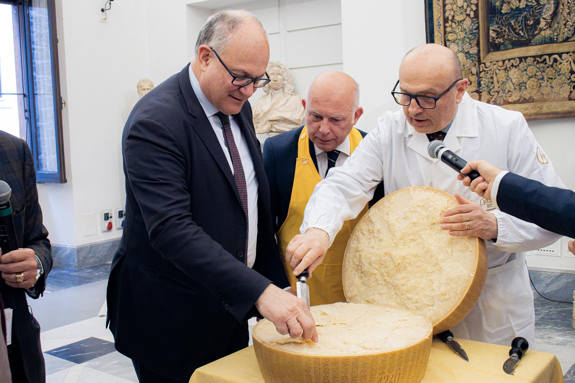Gualtieri%20apertura%20della%20forma%20di%20parmigiano